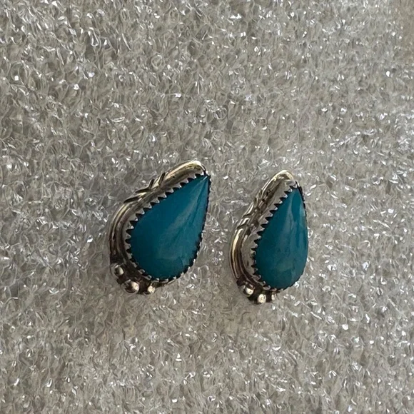 Exquisite Teardrop Kingman Turquoise Sterling Silver Stud Earrings - Picture 4 of 10